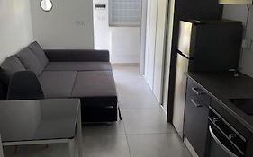 Studio moderne entièrement rénové.